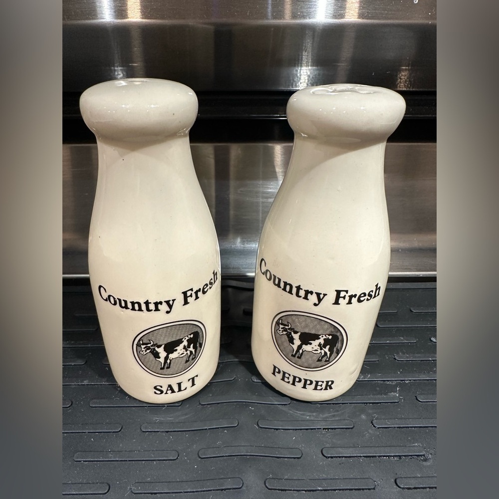 VTG Country Fresh Farm Cottage Country Decor Salt Pepper Cow Shaker Set 5x2